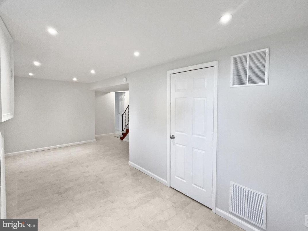 Empty room, Interior, Recessed Lighting