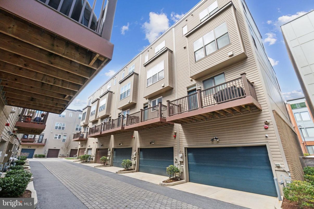Attached, Exterior, Facade, Rowhouse