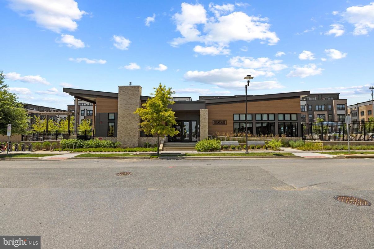 Exterior, Facade, Modern