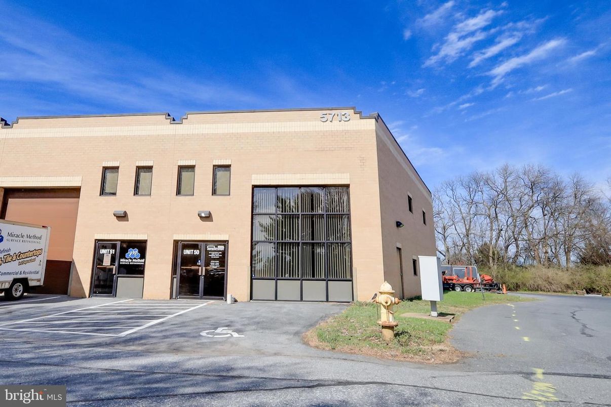 Attached, Exterior, Facade, Modern