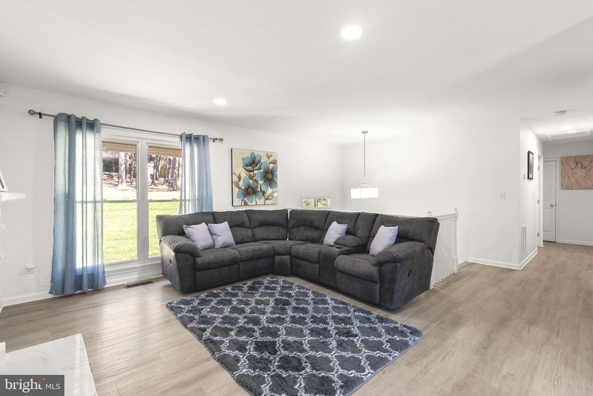 Interior, Living room, Pendant Lights, Recessed Lighting, Wood Texture Flooring