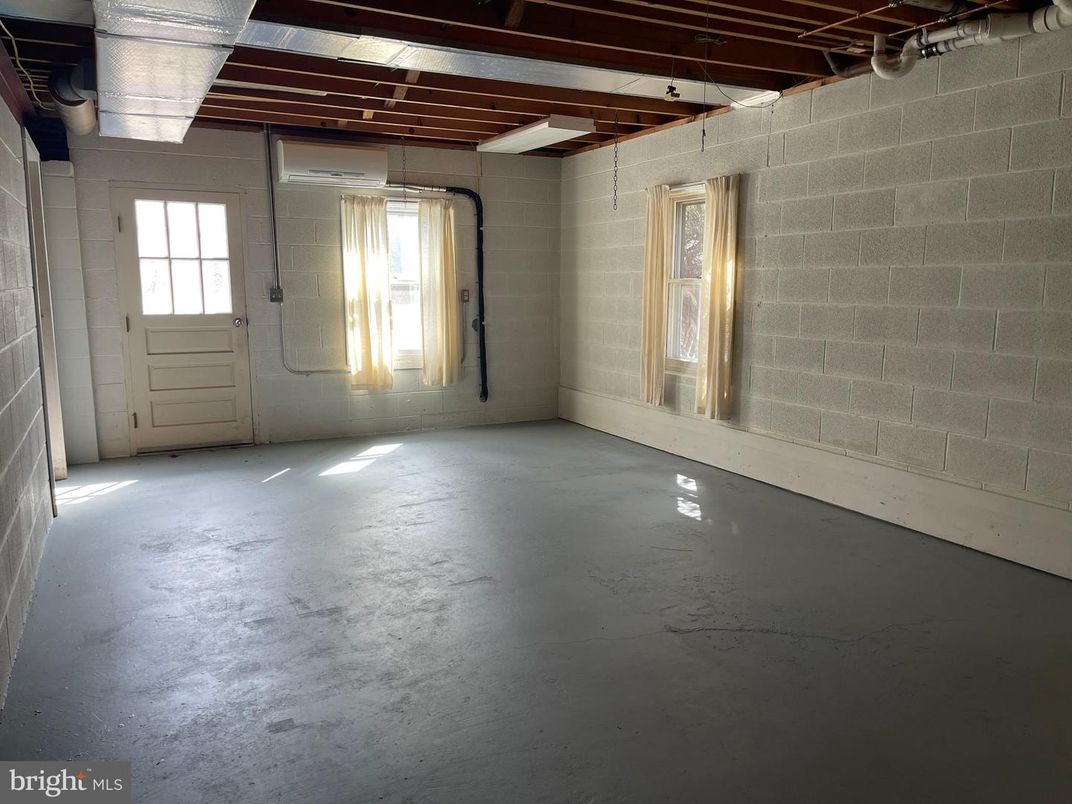Empty room, Interior, Stone Walls, Wooden Beams