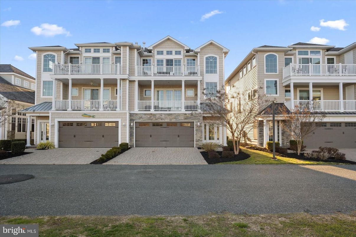 Attached, Exterior, Facade, Rowhouse