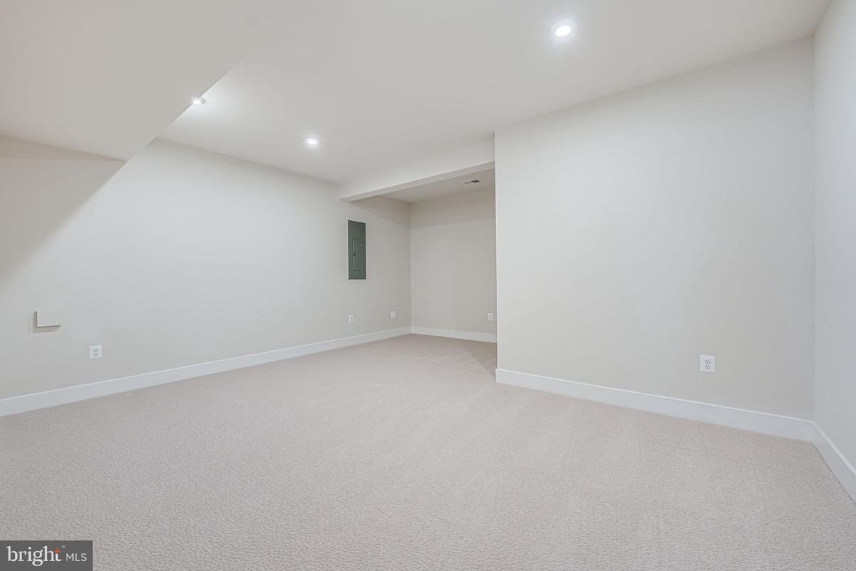Empty room, Interior, Recessed Lighting