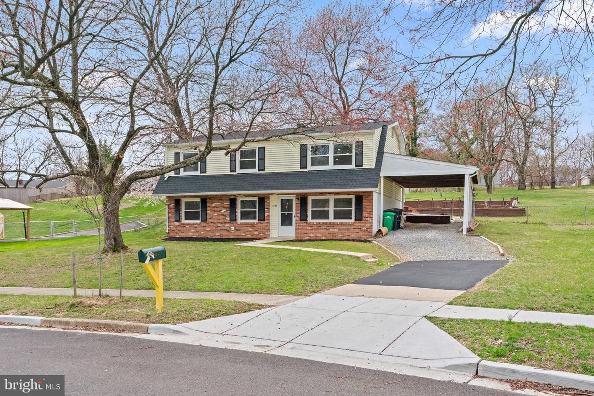 Backyard, Exterior, Facade, Brick Facade, Split Level