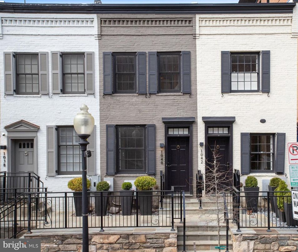 Exterior, Facade, Rowhouse