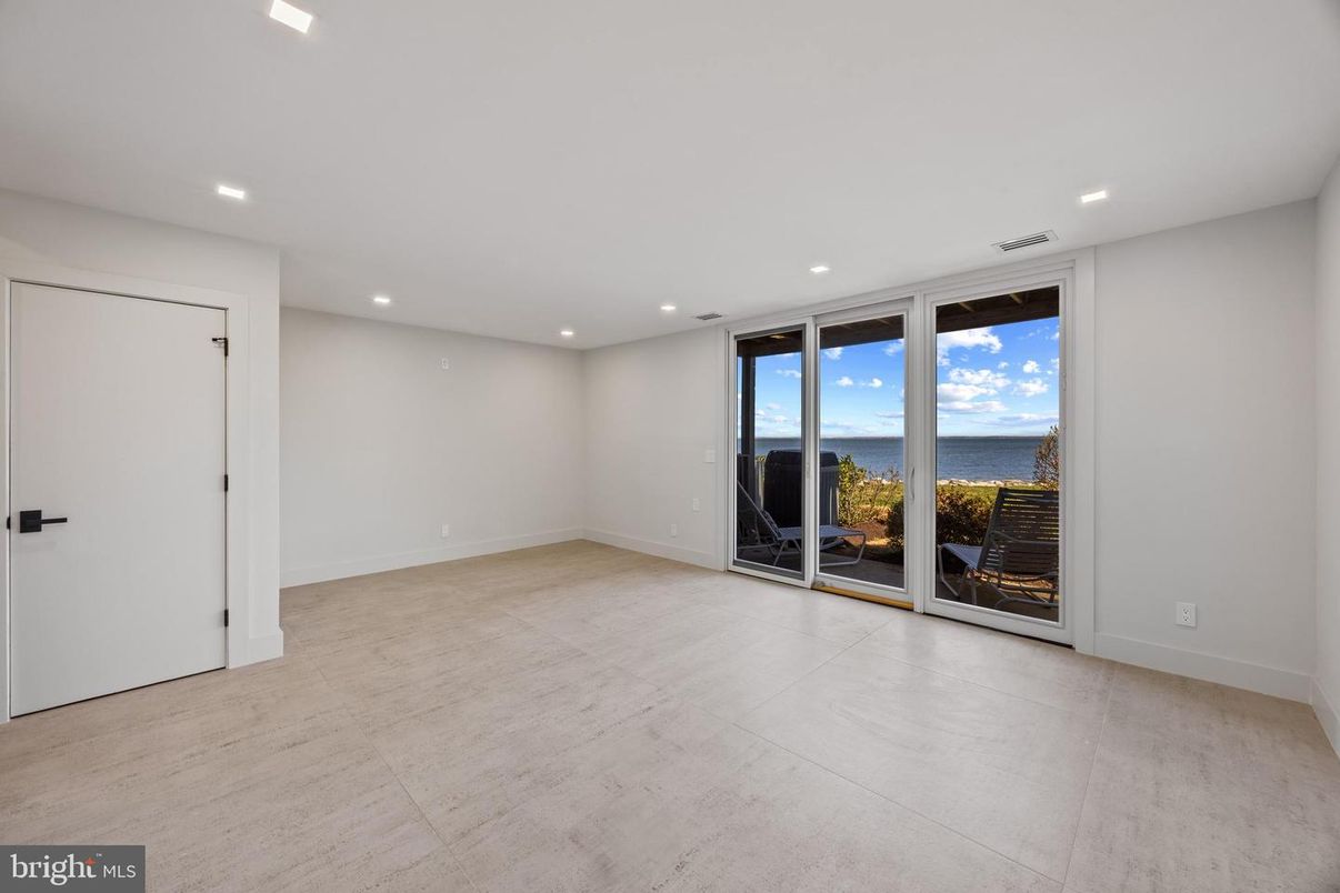 Empty room, Interior, Recessed Lighting, Water