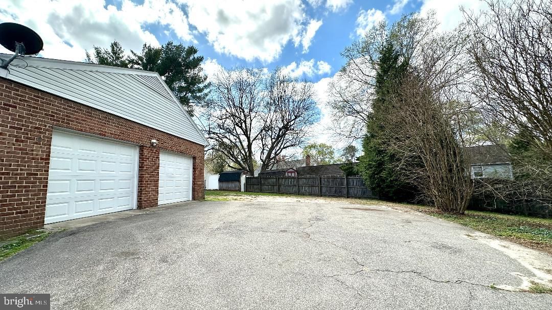 Detached Garage, Exterior