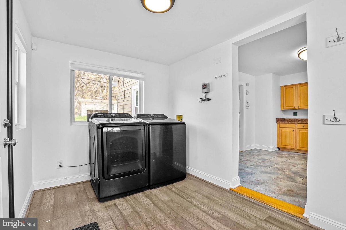 Interior, Washer, Wood Texture Flooring