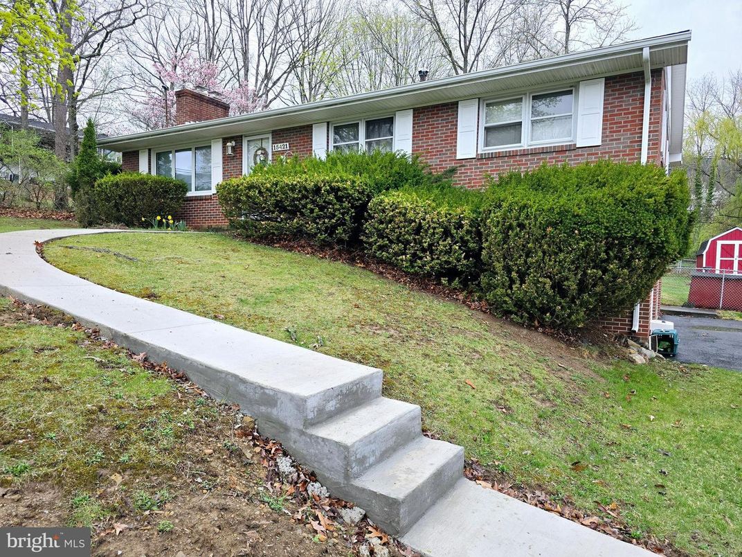 Exterior, Facade, Brick Facade, Cape Cod