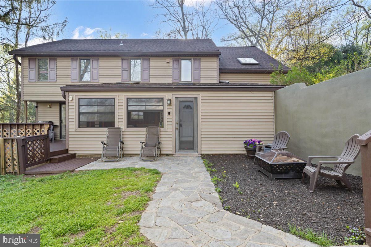 Attached, Exterior, Facade, Split Level