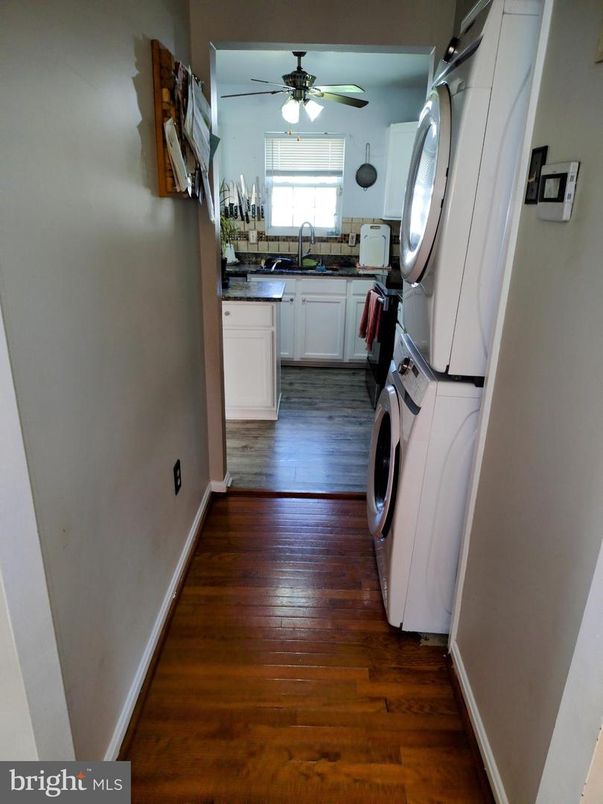 Interior, Kitchen, Washer, Wood Texture Flooring