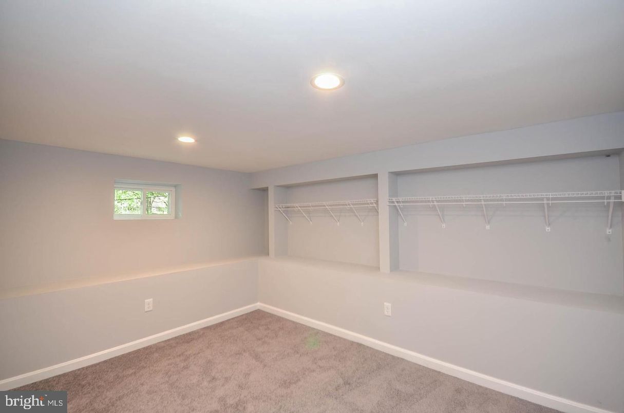 Empty room, Interior, Recessed Lighting, Walk-in Closets