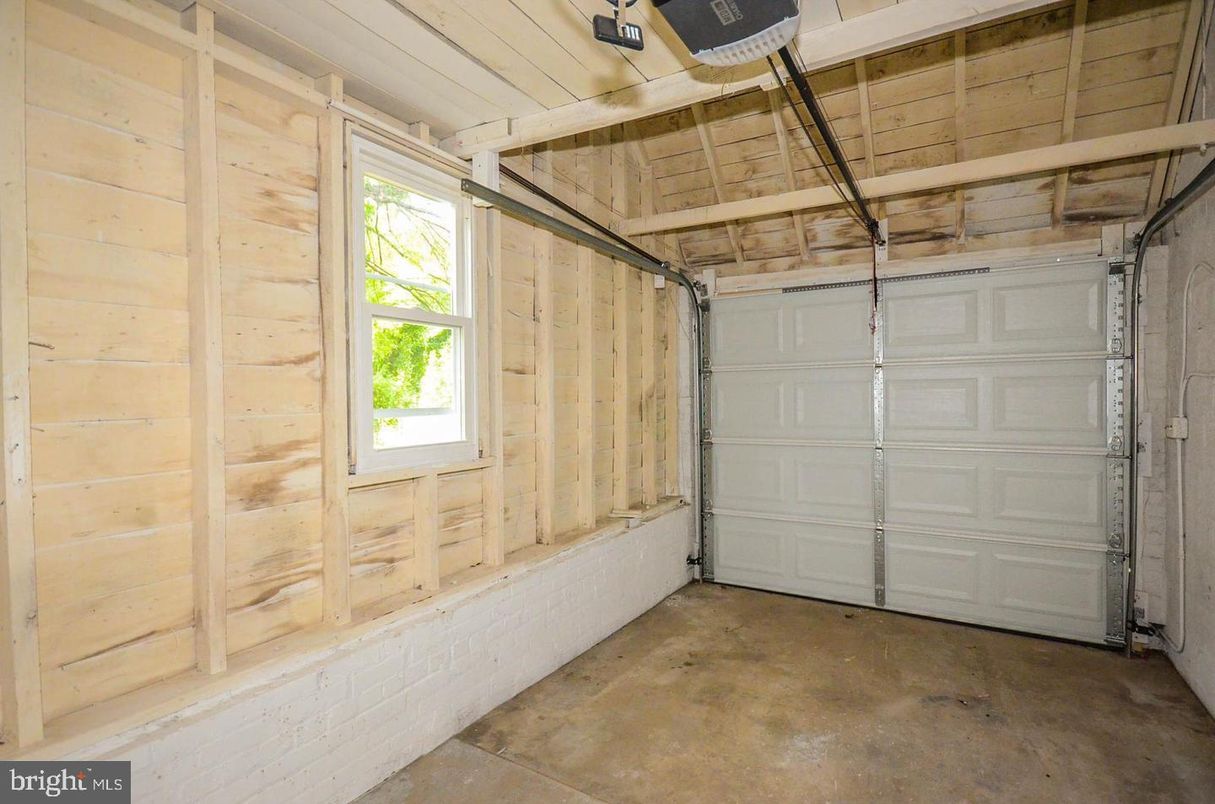 Garage, Interior, Wooden Walls