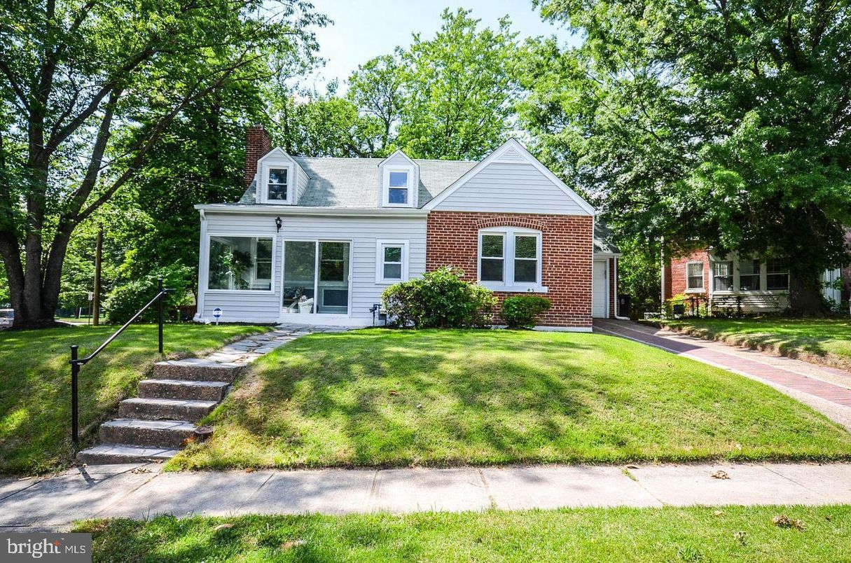Exterior, Facade, Brick Facade, Cape Cod