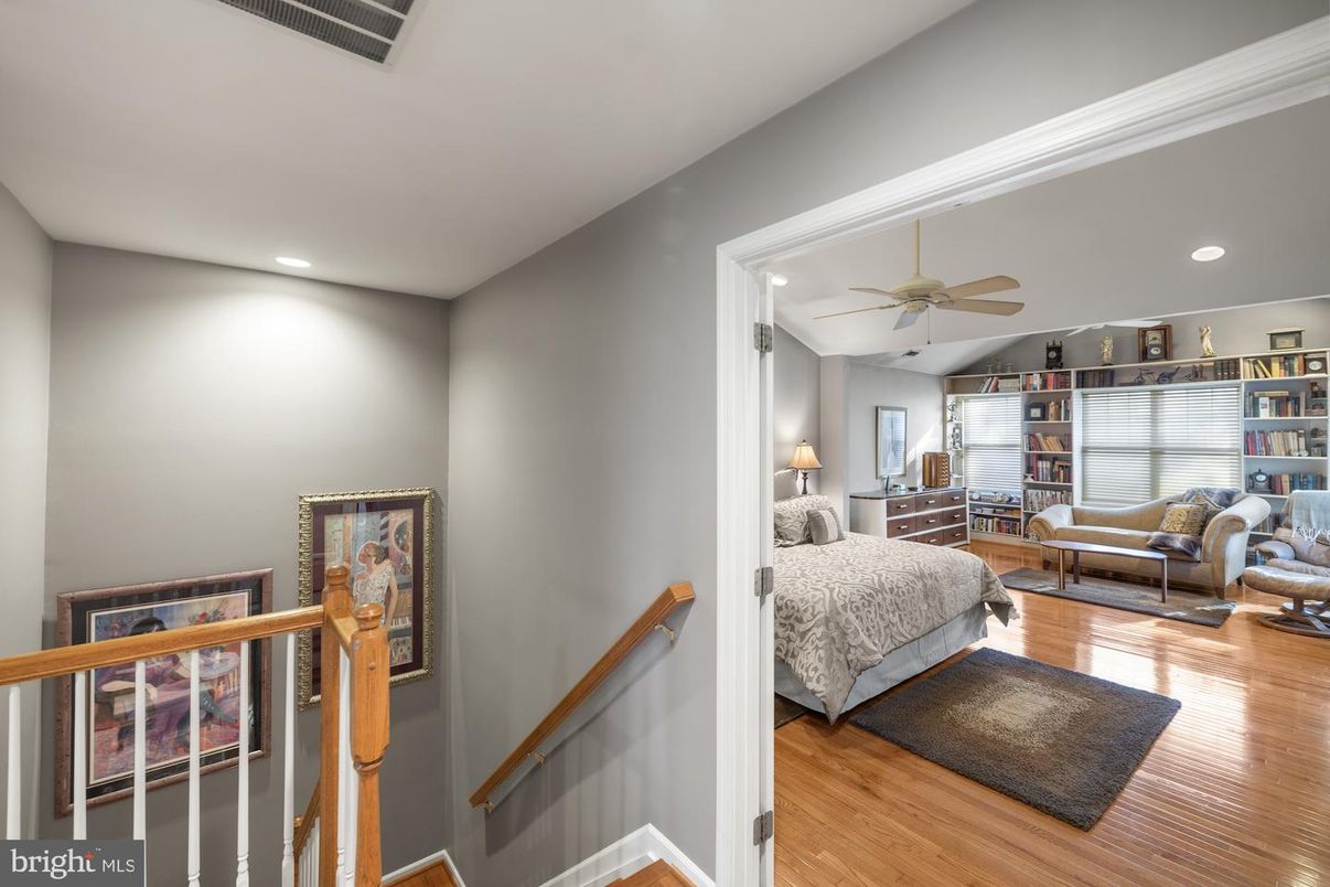 Bedroom, Interior, Living room, Recessed Lighting, Wood Texture Flooring