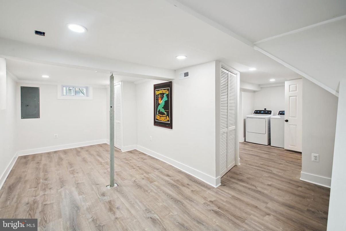 Interior, Recessed Lighting, Washer, Wood Texture Flooring