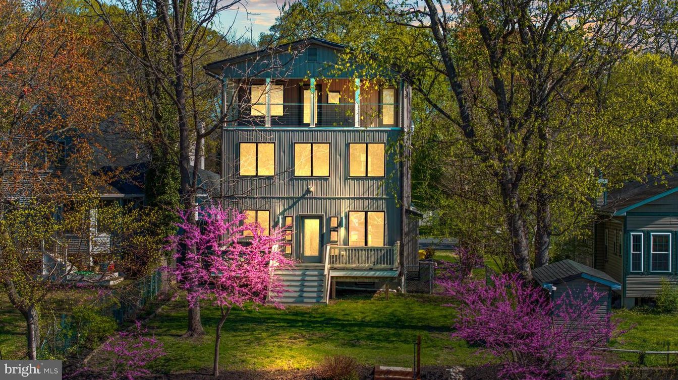 Backyard, Exterior, Facade, Queen Anne Victorian