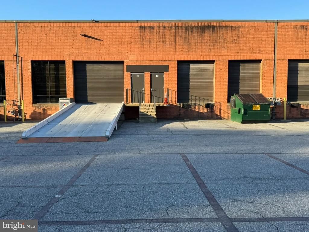 Attached, Exterior, Facade, None