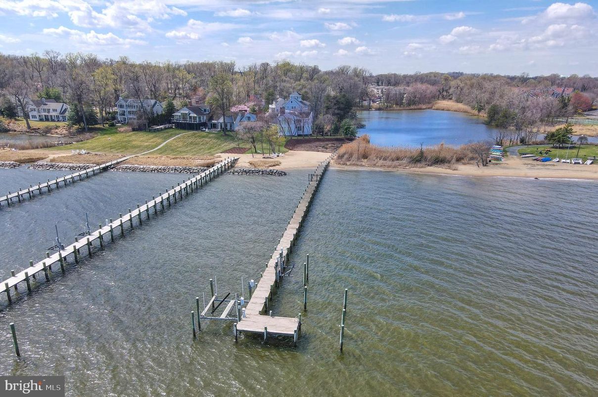 Exterior, Lake