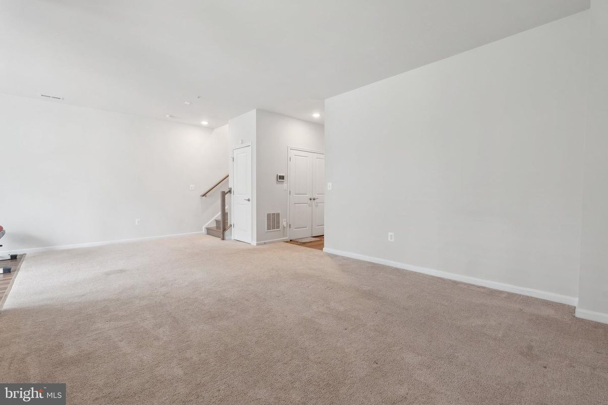 Empty room, Interior, Recessed Lighting