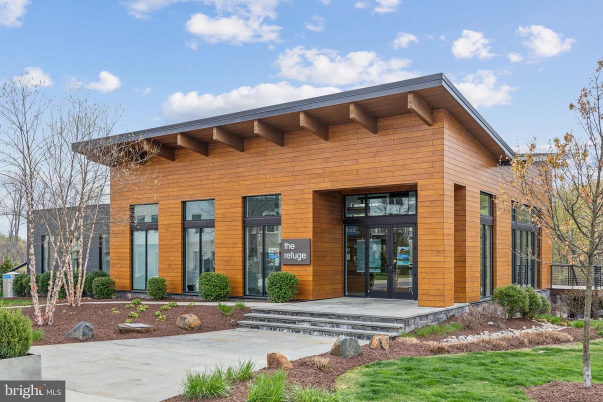 Exterior, Facade, Modern
