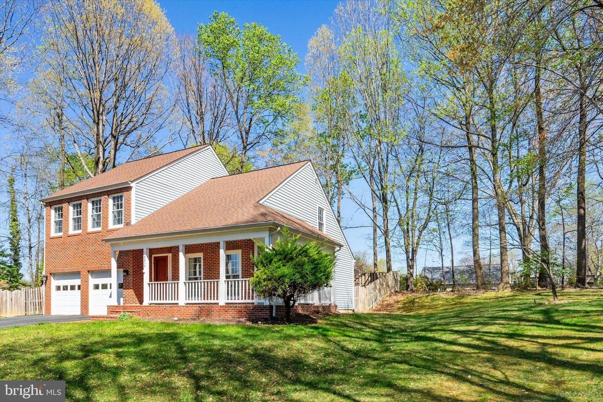 Attached, Backyard, Exterior, Facade, Brick Facade, Georgian