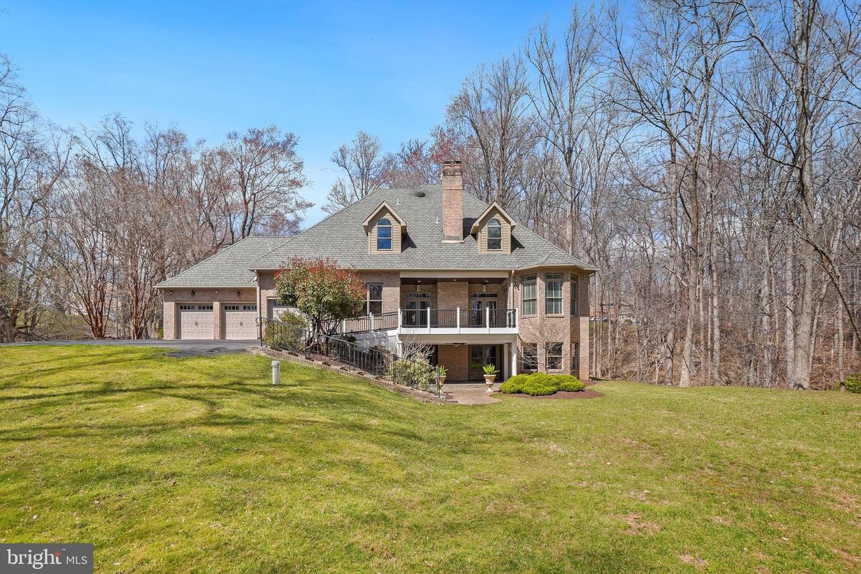 Attached, Backyard, Exterior, Facade, Brick Facade, Georgian