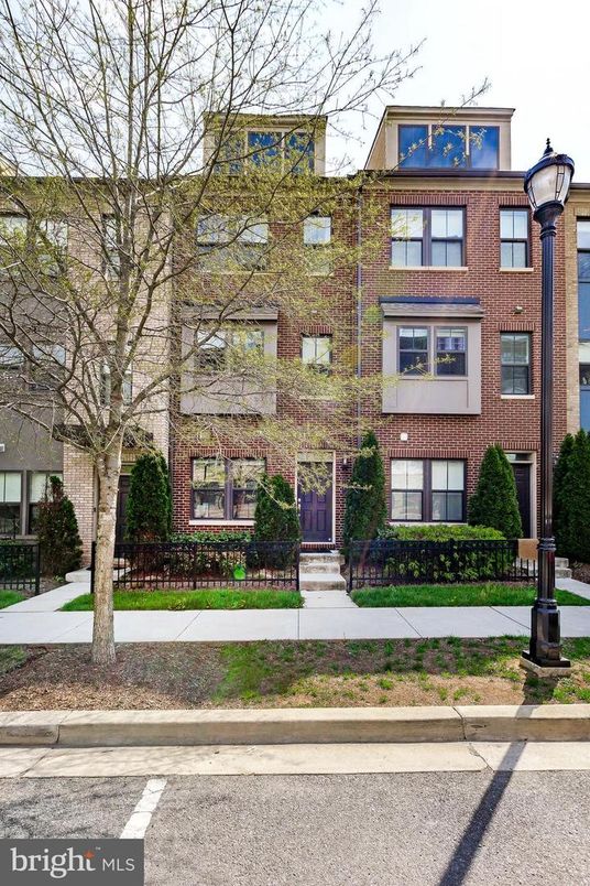 Exterior, Facade, Brick Facade, Rowhouse