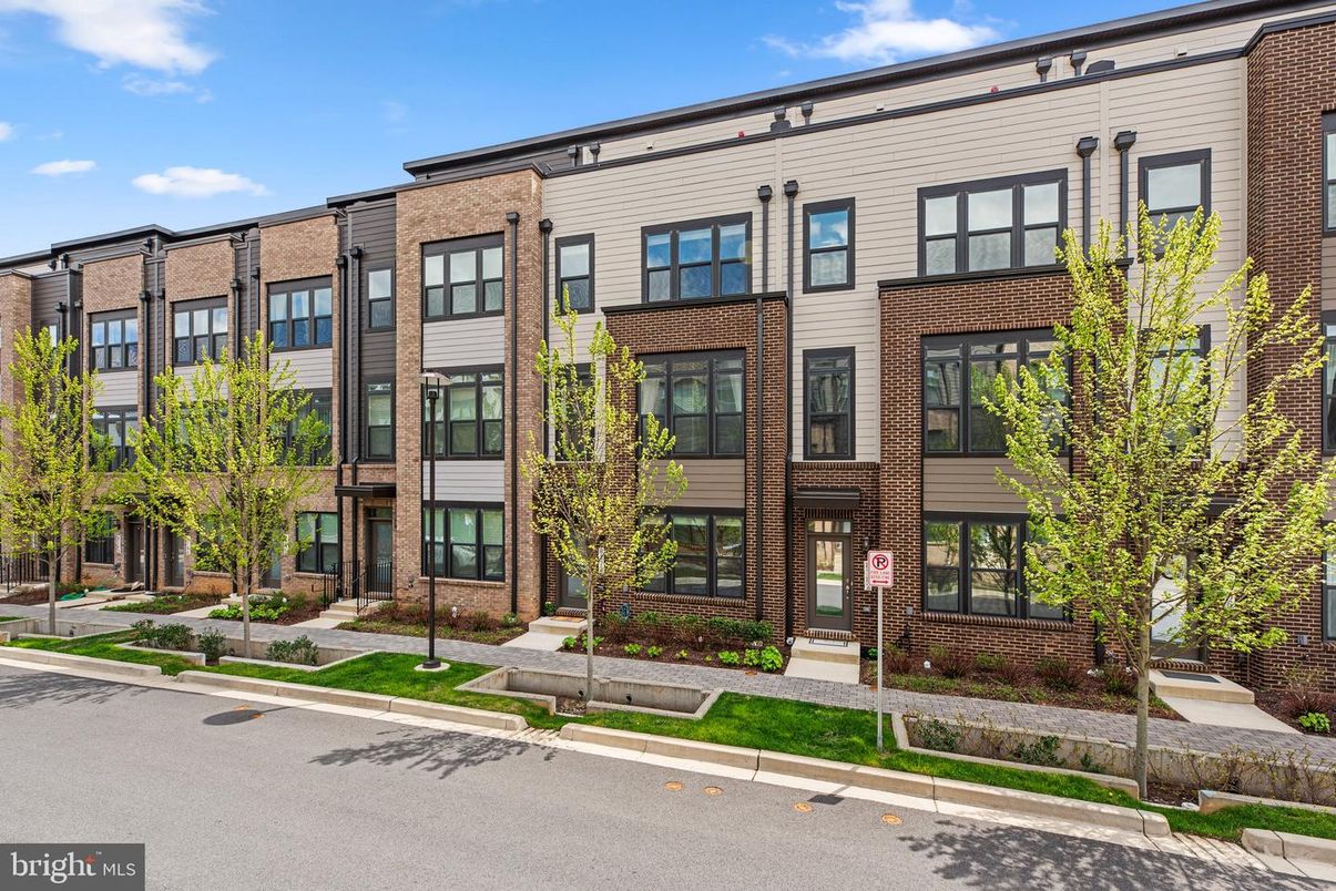 Exterior, Facade, Brick Facade, Rowhouse