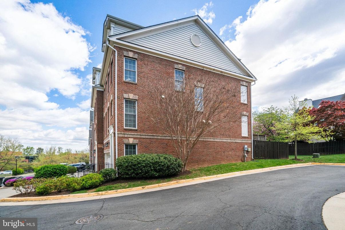 Exterior, Facade, Brick Facade, Georgian