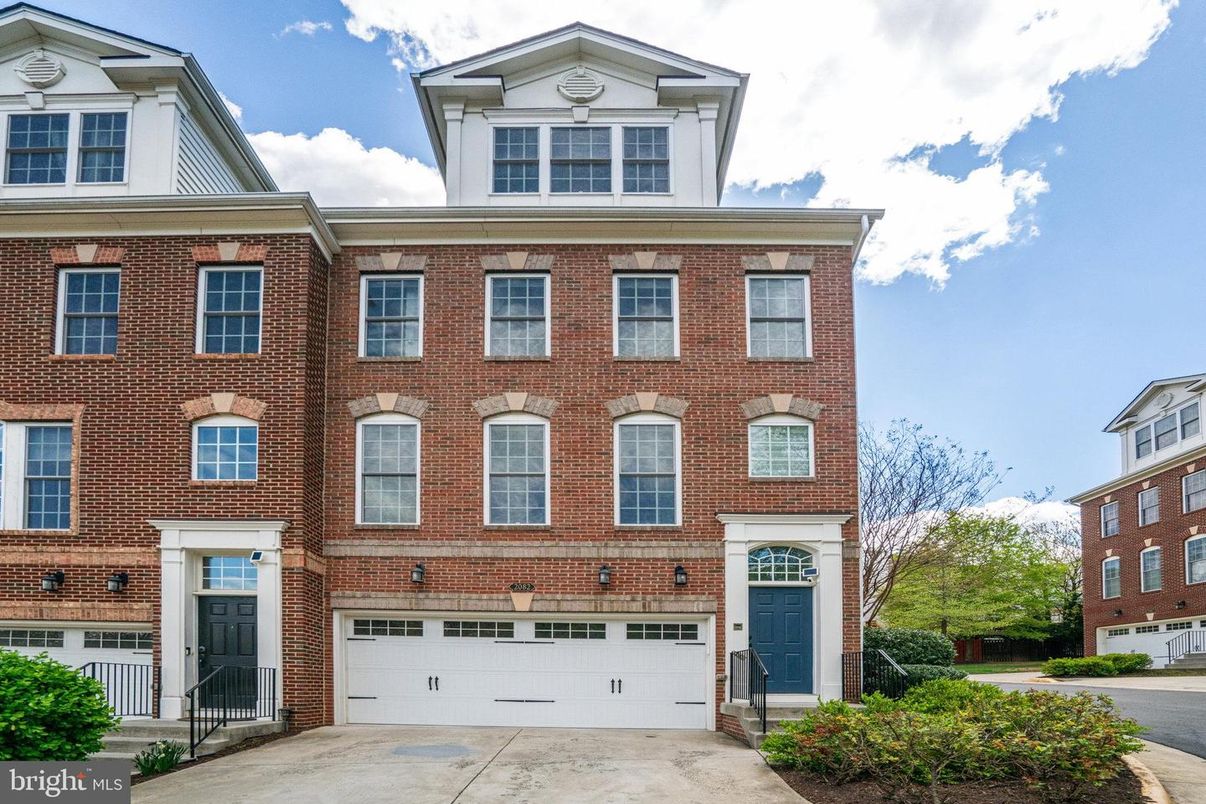 Attached, Exterior, Facade, Brick Facade, Georgian