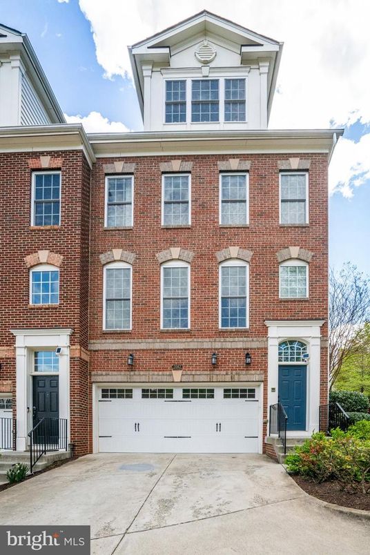 Attached, Exterior, Facade, Brick Facade, Georgian