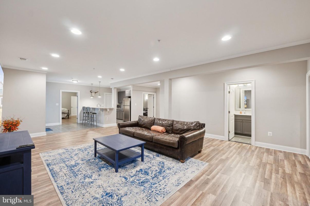 Interior, Living room, Pendant Lights, Recessed Lighting, Wood Texture Flooring