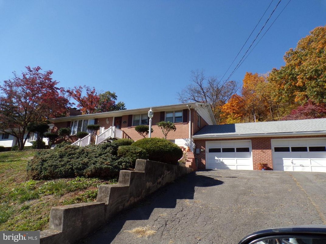 Attached, Exterior, Facade, Brick Facade, Ranch