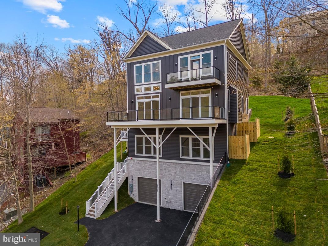 Attached, Exterior, Facade, Queen Anne Victorian