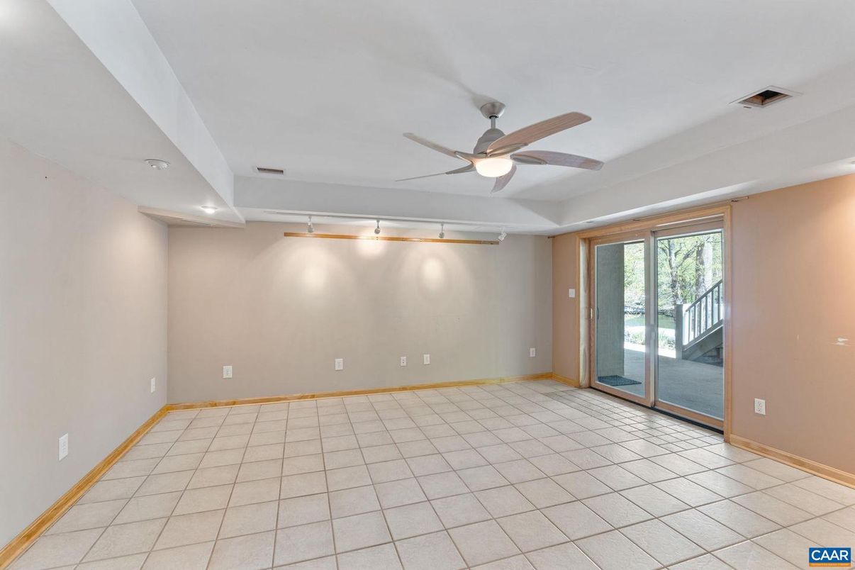 Empty room, Interior, Recessed Lighting
