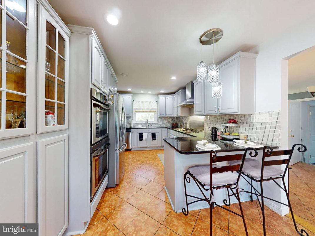Dining room, Interior, Kitchen, Pendant Lights, Recessed Lighting, Stainless Steel Appliances