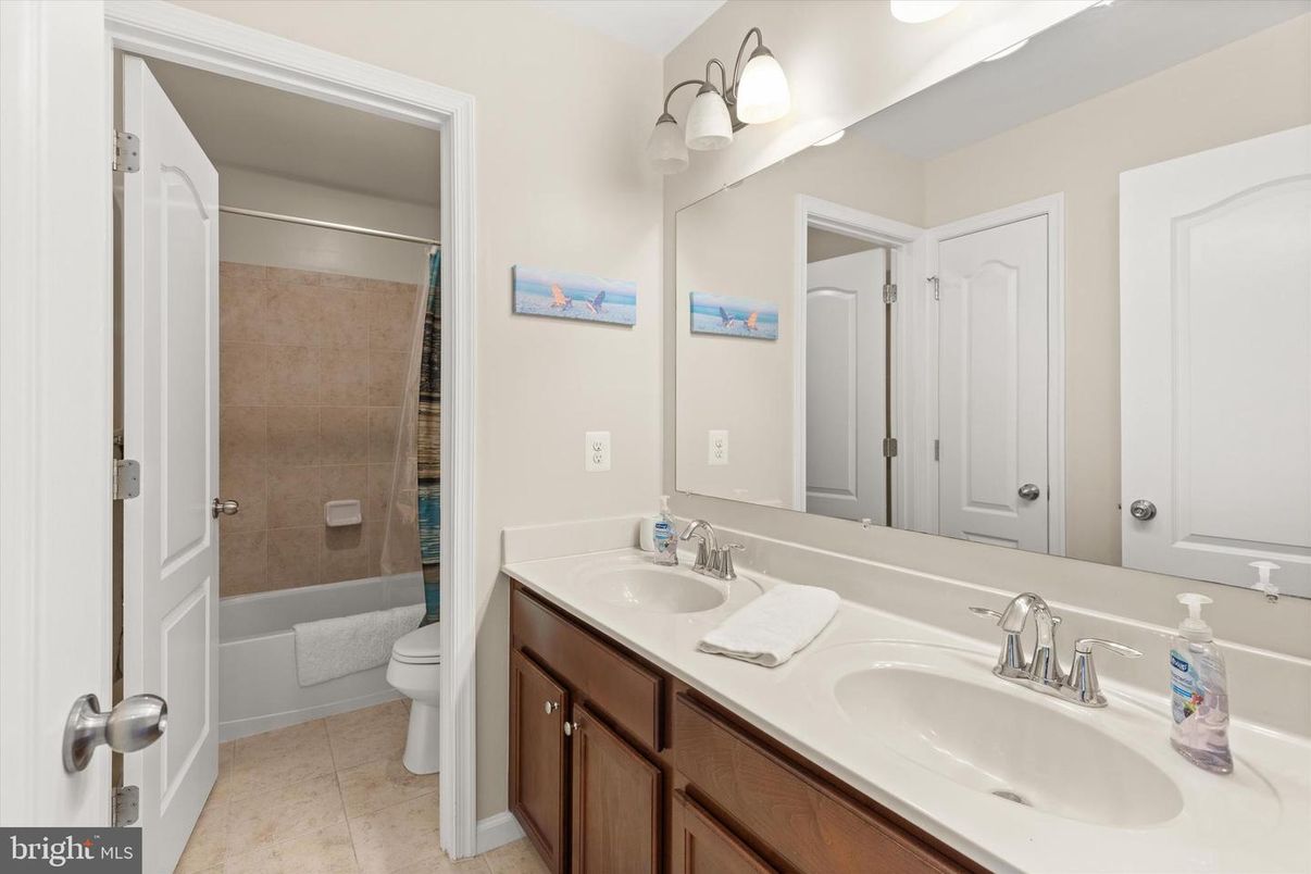 Bathroom, Dual Sink Vanities, Interior