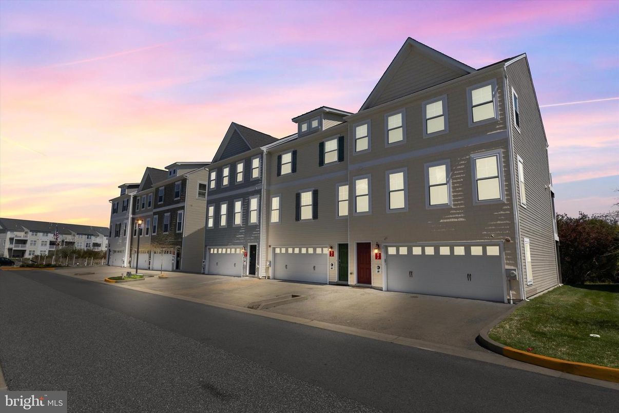 Attached, Exterior, Facade, Rowhouse