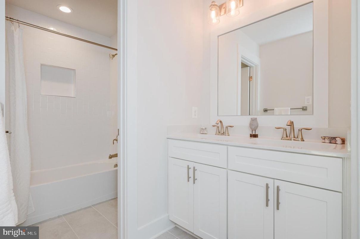 Bathroom, Dual Sink Vanities, Interior, Recessed Lighting
