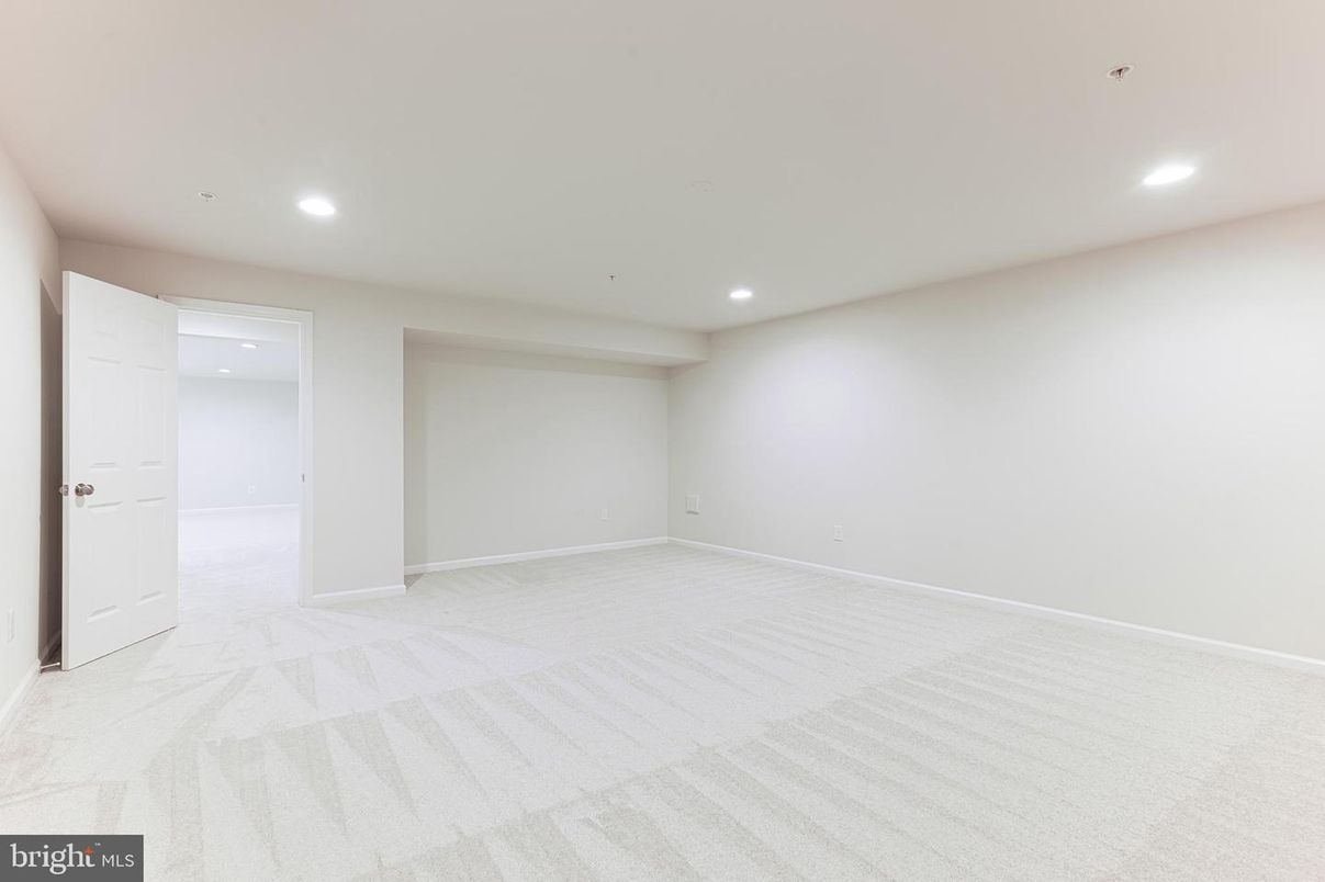 Empty room, Interior, Recessed Lighting