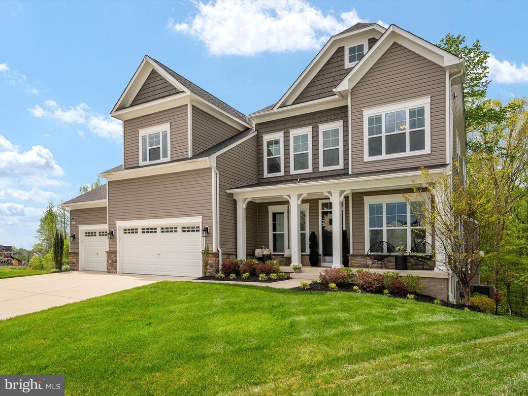 Attached, Exterior, Facade, American Craftsman