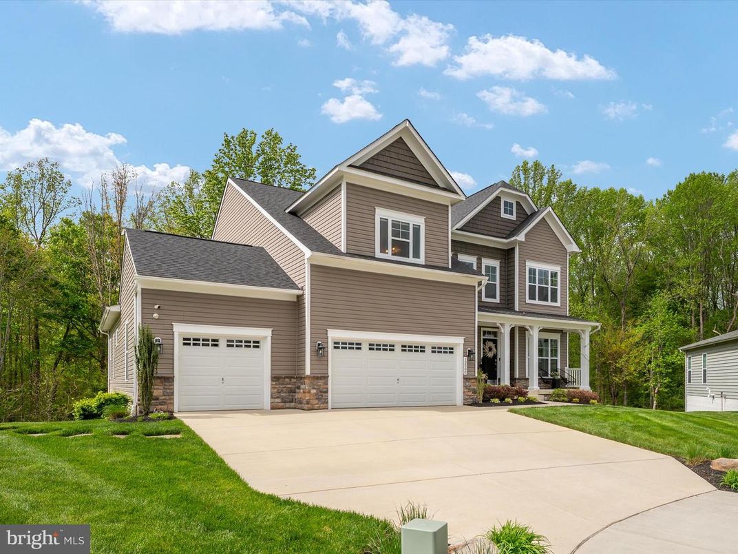 Attached, Exterior, Facade, Farmhouse
