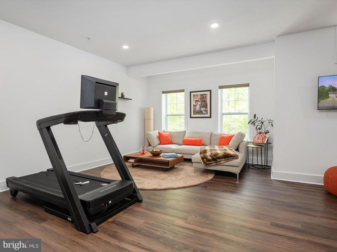 Fitness Equipment, Interior, Living room, Recessed Lighting, Wood Texture Flooring