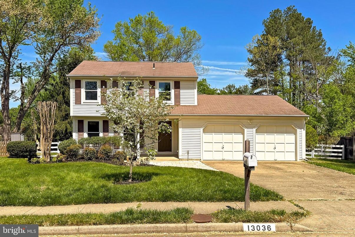 Attached, Exterior, Facade, Split Level