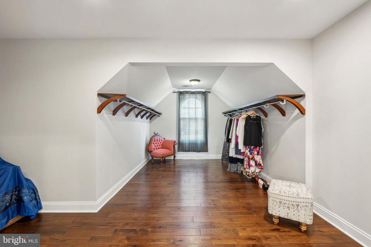 Interior, Walk-in Closets, Wood Texture Flooring
