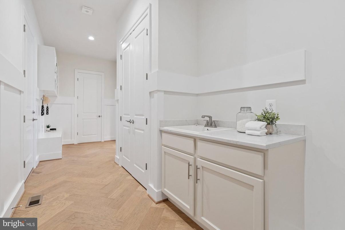 Interior, Recessed Lighting, Wood Texture Flooring