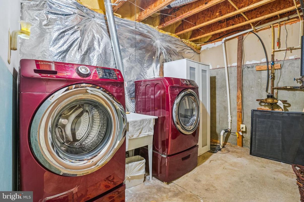 Interior, Washer, Wooden Beams