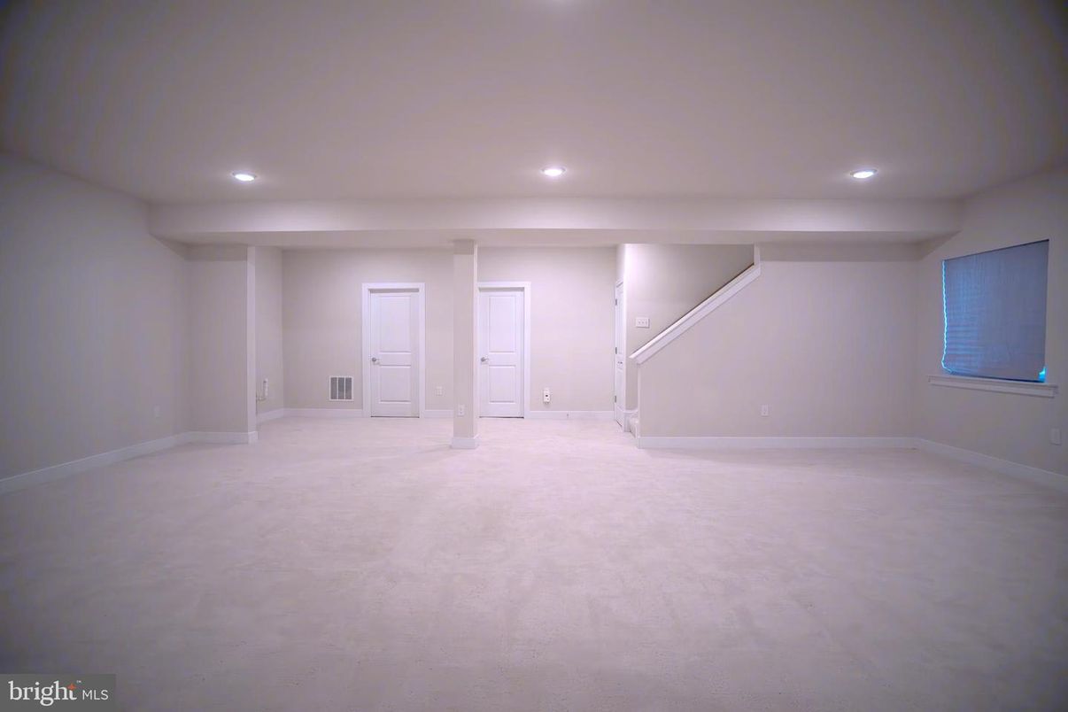 Empty room, Interior, Recessed Lighting
